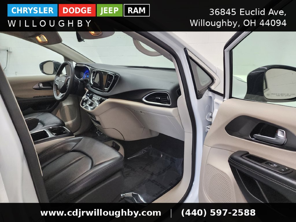 Used 2024 Chrysler Pacifica Touring-L FWD image 36