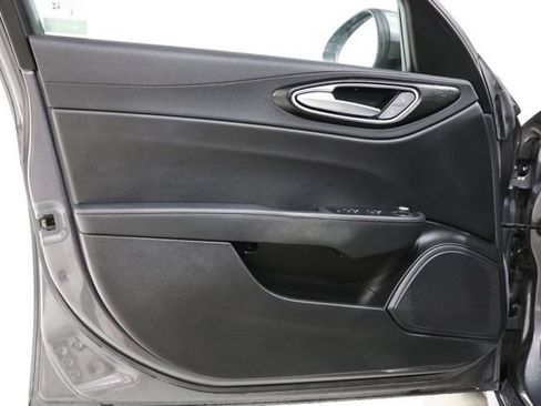 Used 2017 Alfa Romeo Giulia AWD image 17