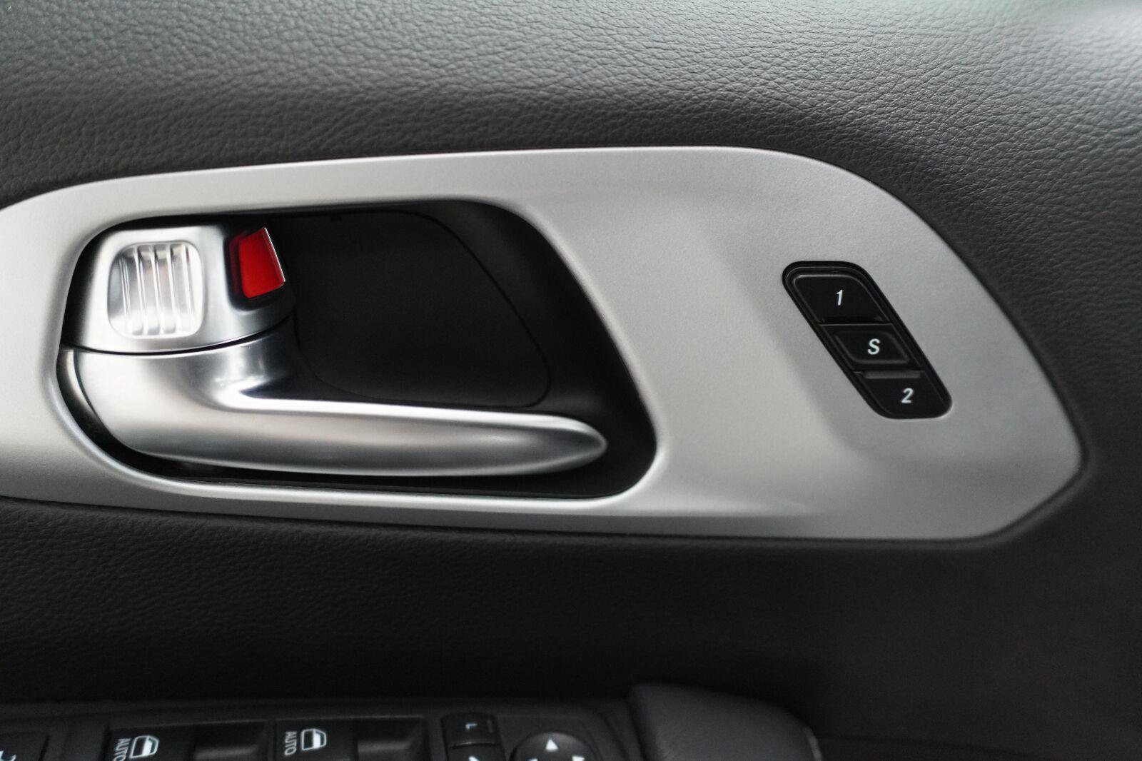 Used 2025 Chrysler Pacifica Limited FWD image 6