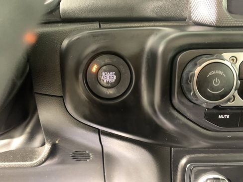 Used 2022 Jeep Wrangler Unlimited Sahara w/ Cold Weather Group image 18