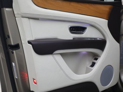 Certified 2021 Bentley Bentayga AWD/4WD image 17