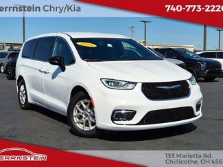 Used 2025 Chrysler Pacifica Select image 1