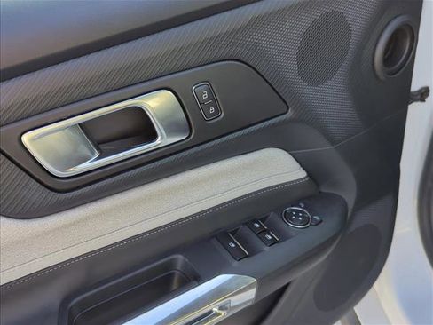 Used 2024 Ford Mustang Convertible image 9