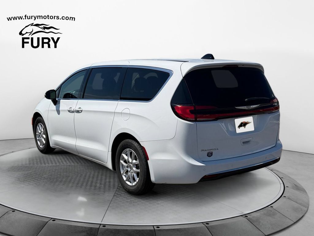 Used 2023 Chrysler Pacifica Touring-L FWD image 6