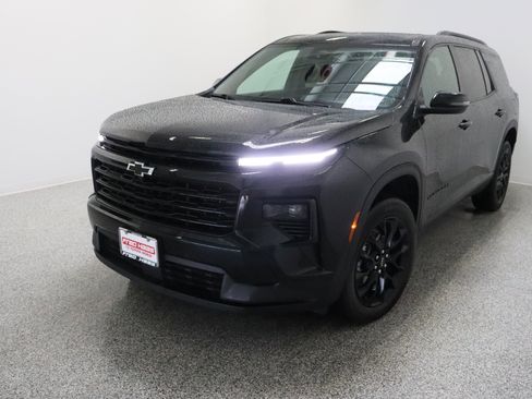 Used 2025 Chevrolet Traverse LT w/ Midnight/Sport Edition image 2