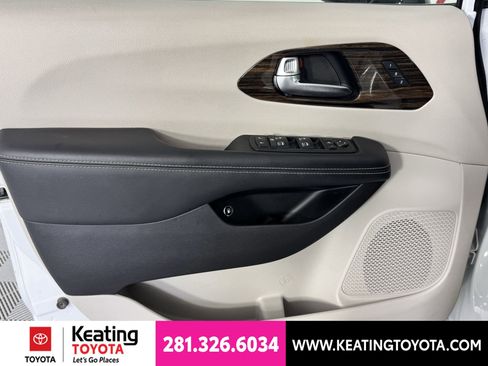 Used 2023 Chrysler Pacifica Limited FWD image 11