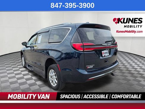 Used 2021 Chrysler Pacifica Touring-L w/ Uconnect Theater Family Group FWD image 6