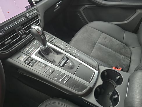 Used 2020 Porsche Macan AWD/4WD image 25