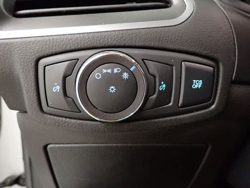 Used 2019 Ford Edge SE image 16