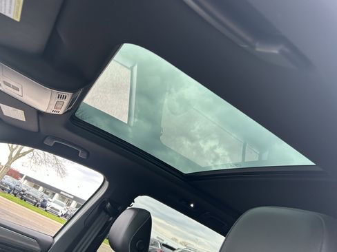 Certified 2022 Volkswagen Tiguan SE R-Line image 23