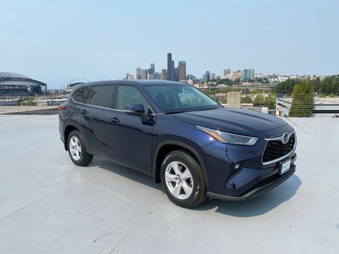 Used 2022 Toyota Highlander LE AWD/4WD image 25