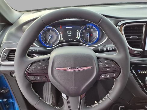 New 2026 Chrysler Pacifica Select image 12
