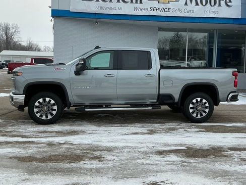 Used 2024 Chevrolet Silverado 2500 LT AWD/4WD image 2