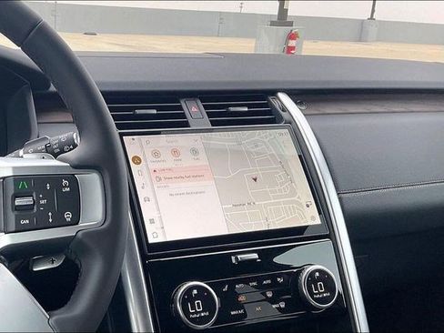 New 2026 Land Rover Discovery Dynamic SE image 6