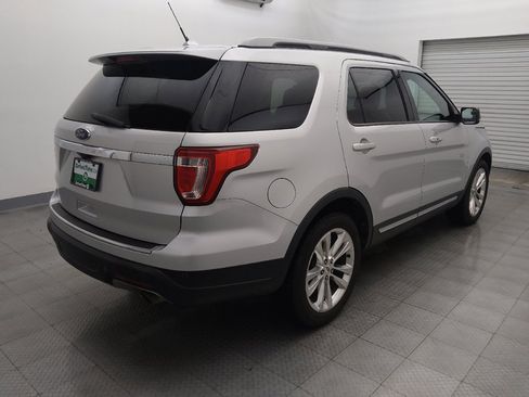 Used 2018 Ford Explorer XLT w/ Equipment Group 202A image 9