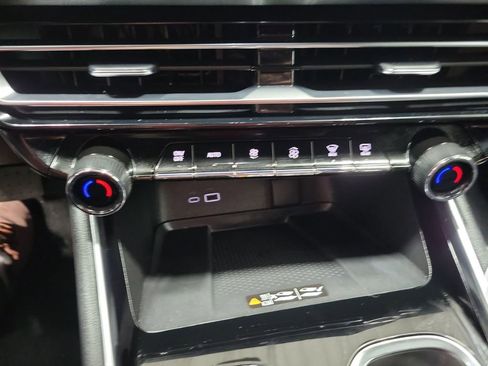 Used 2024 Chevrolet Traverse LT image 39