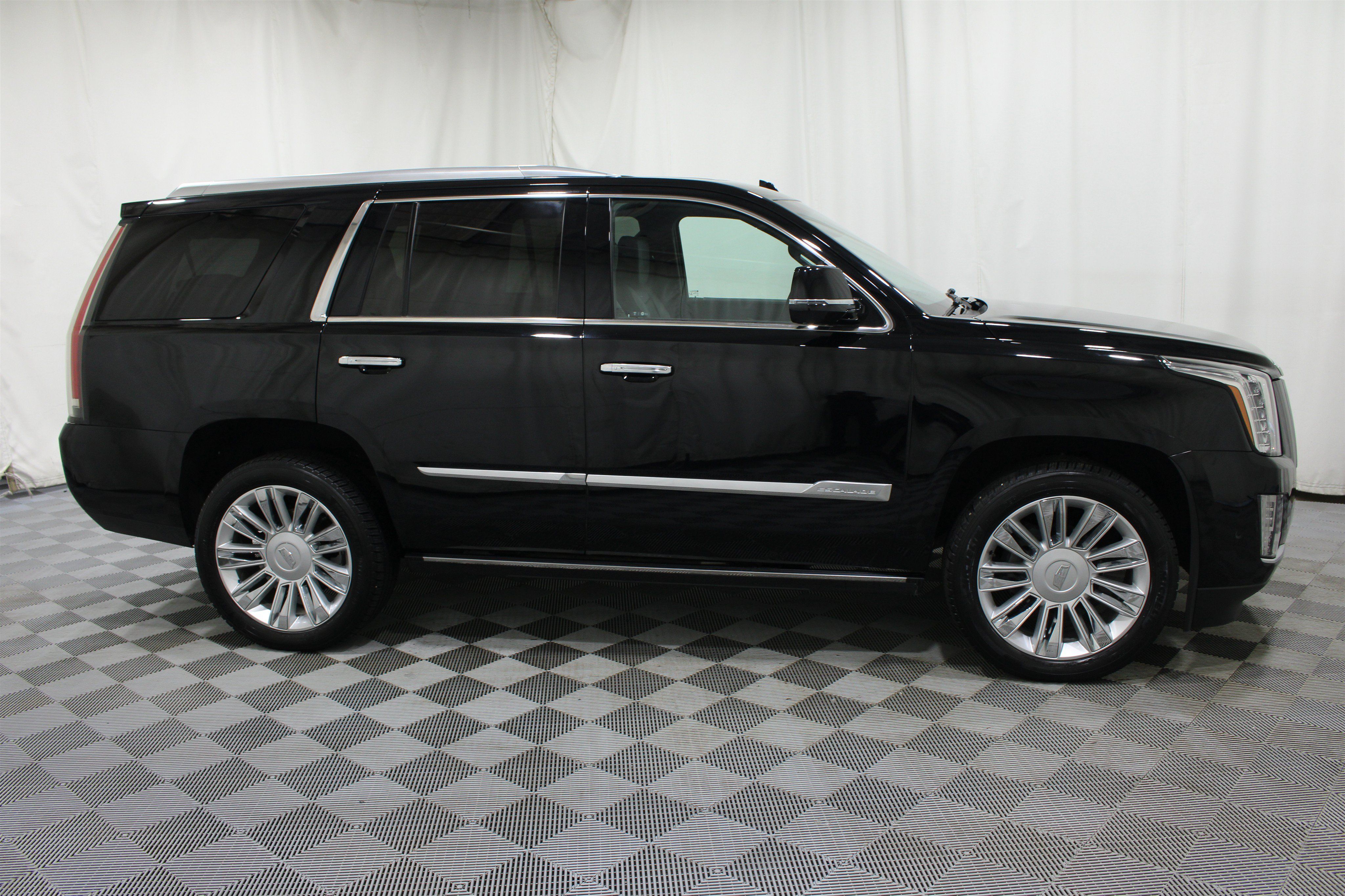 Used 2018 Cadillac Escalade Platinum AWD/4WD image 34