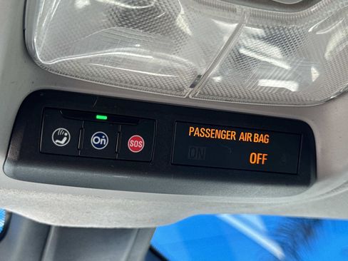 Used 2019 Chevrolet Bolt Premier w/ Infotainment Package FWD image 29