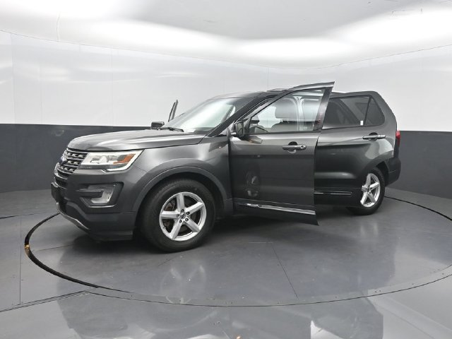Used 2017 Ford Explorer XLT w/ Equipment Group 202A AWD/4WD image 31