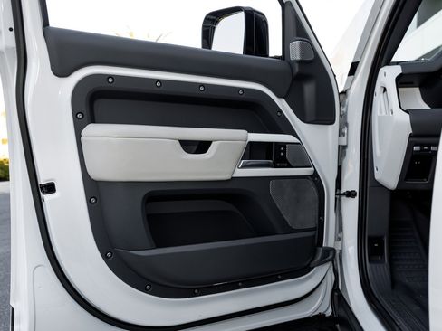 Used 2023 Land Rover Defender 130 SE image 27