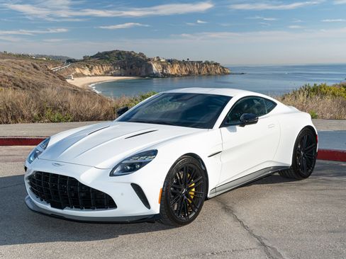 Used 2025 Aston Martin V8 Vantage Coupe RWD image 25