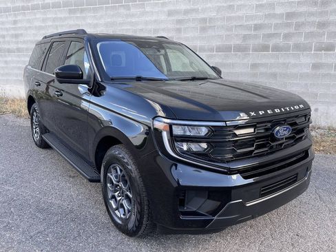 Used 2025 Ford Expedition Active AWD/4WD image 3