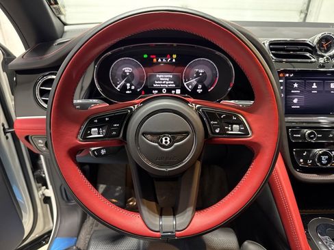 Used 2023 Bentley Bentayga image 34