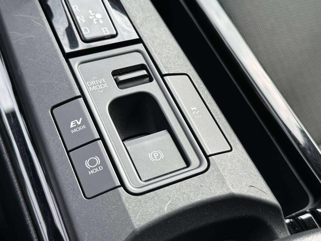 Used 2025 Toyota Prius LE FWD image 31