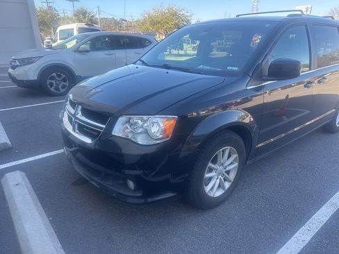 Used 2018 Dodge Grand Caravan SXT image 2
