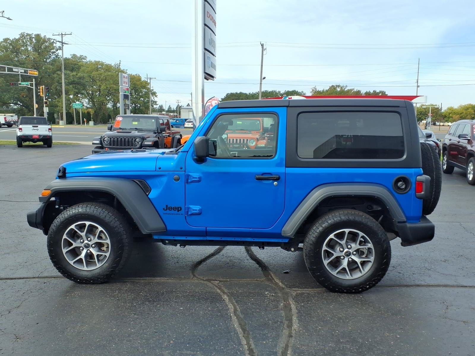 Used 2025 Jeep Wrangler Sport AWD/4WD image 7
