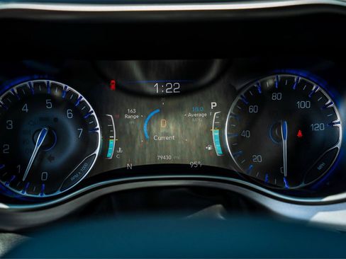 Used 2019 Chrysler Pacifica Touring-L FWD image 14