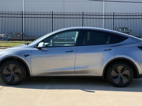 Used 2026 Tesla Model Y AWD image 4