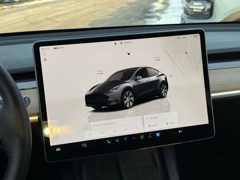 Used 2023 Tesla Model Y Long Range image 24