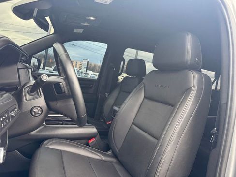 Used 2023 GMC Yukon XL Denali image 16