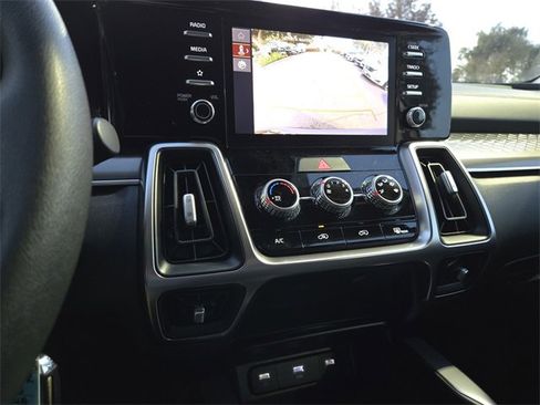 Used 2023 Kia Sorento LX image 18