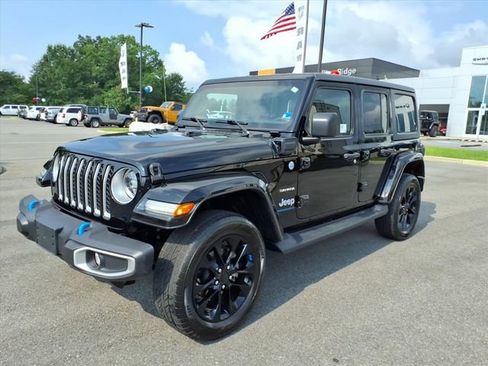 Used 2023 Jeep Wrangler Unlimited Sahara w/ Dual Top Group AWD/4WD image 9