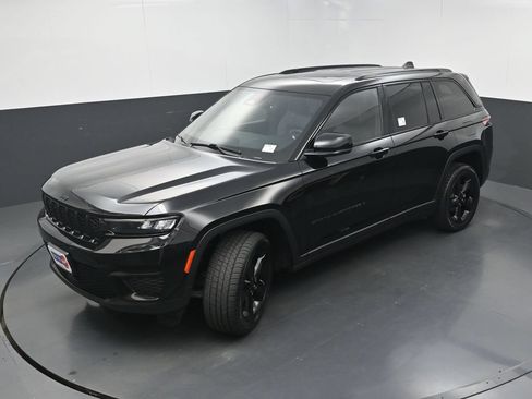 Used 2022 Jeep Grand Cherokee Altitude AWD/4WD image 35