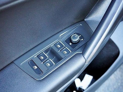 Used 2021 Volkswagen Tiguan SE image 23