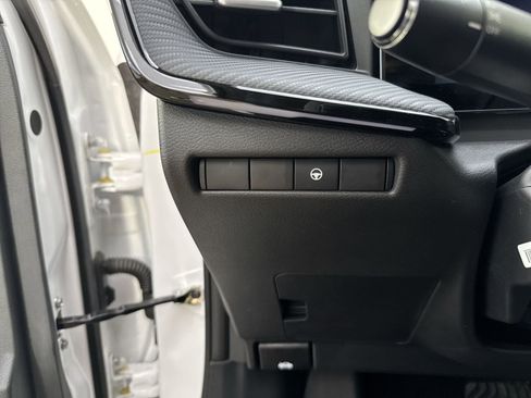 New 2025 Nissan Kicks SR image 15