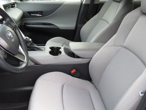 Used 2022 Toyota Venza LE image 4