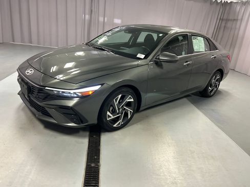 Used 2025 Hyundai Elantra SEL image 3