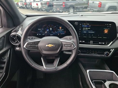 Used 2025 Chevrolet Equinox LT AWD/4WD image 11