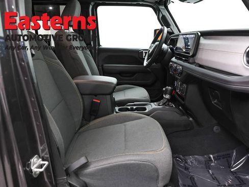 Used 2025 Jeep Wrangler Unlimited Sahara AWD/4WD image 24