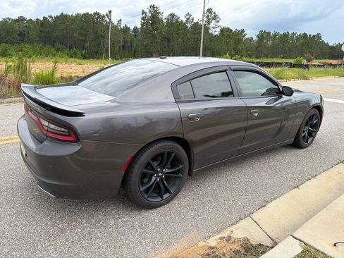 Used 2019 Dodge Charger SXT RWD image 6