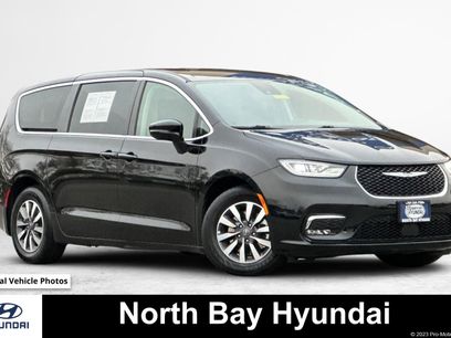 Used 2024 Chrysler Pacifica Select