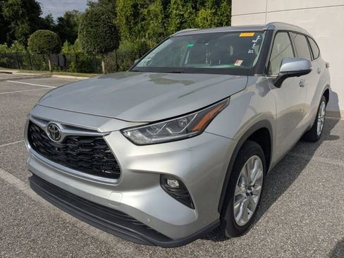 Used 2023 Toyota Highlander Limited FWD image 2