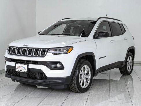 Used 2024 Jeep Compass Latitude AWD/4WD image 4