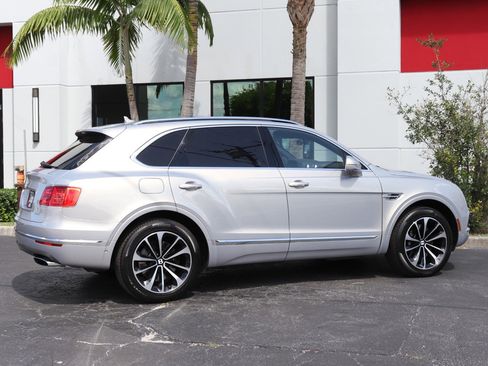 Used 2017 Bentley Bentayga image 12