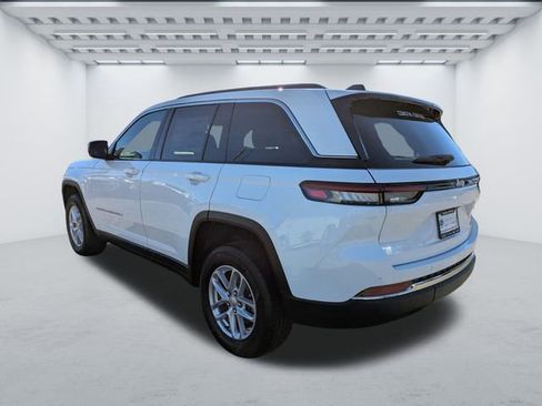 New 2025 Jeep Grand Cherokee Laredo image 6