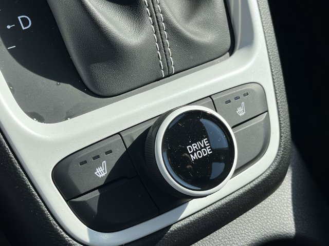Used 2025 Hyundai Venue Limited FWD image 24